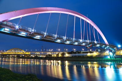 夜间粉红钢桥
